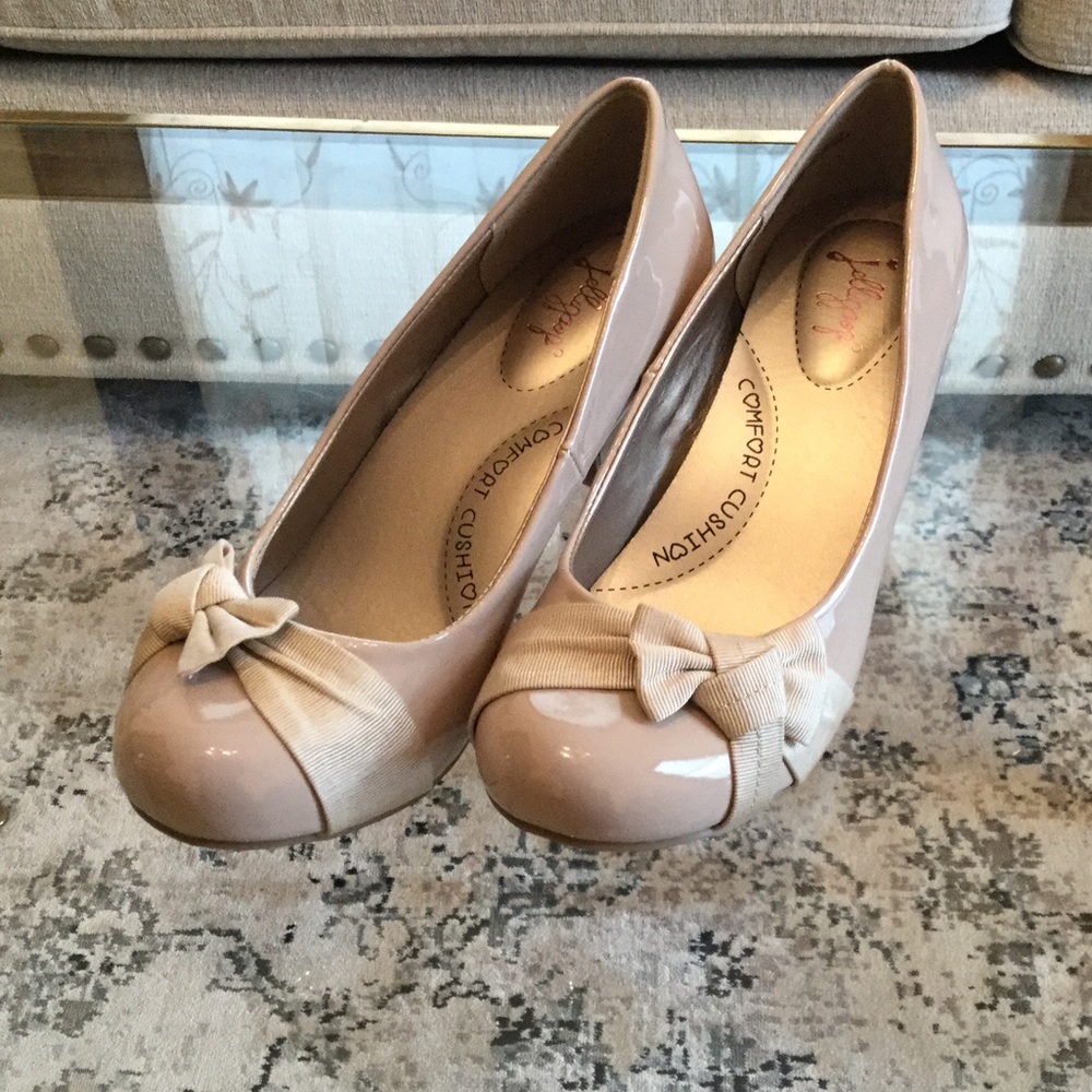 NWOT Nude pumps